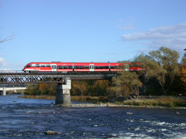 O Train at Rideau River